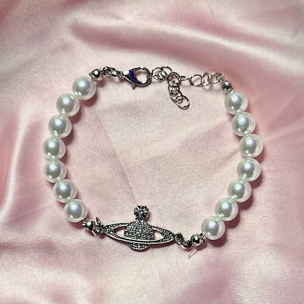 *Brand New* Elegant Silver and White Pearl Bracelet